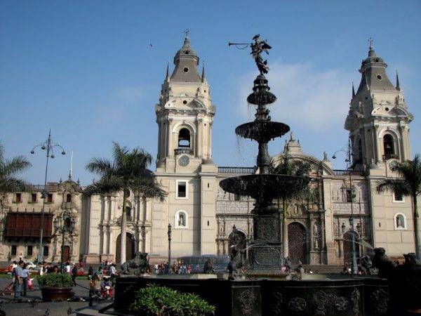 Lima-Catedral-y-pileta